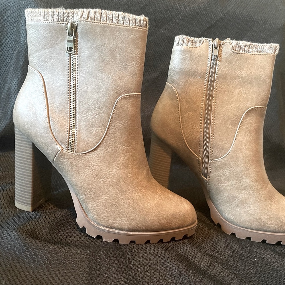 Feena Sneakers size 9